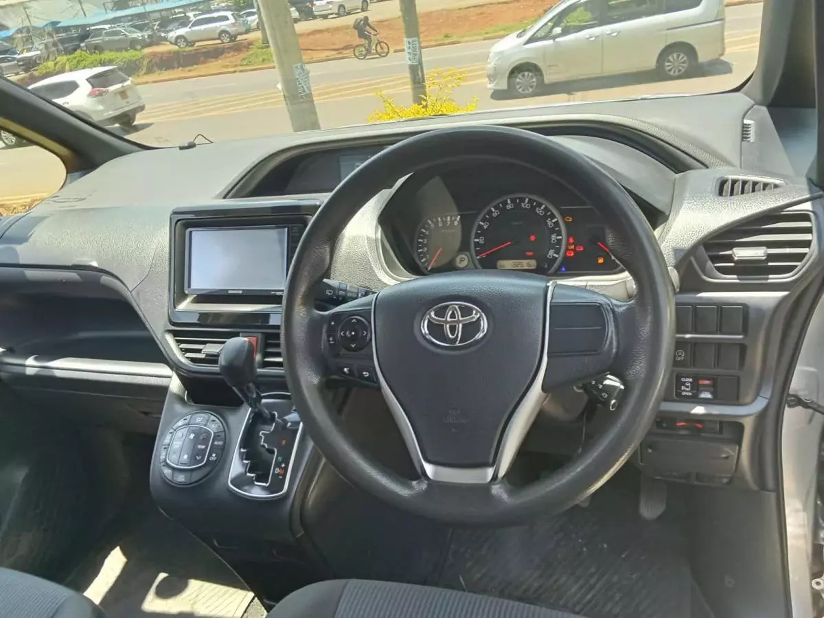 Toyota Voxy    - 2016