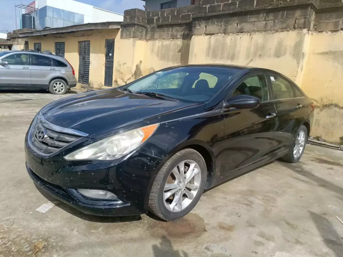 Hyundai Sonata   - 2011