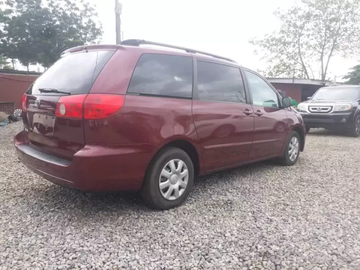 Toyota Sienna   - 2010