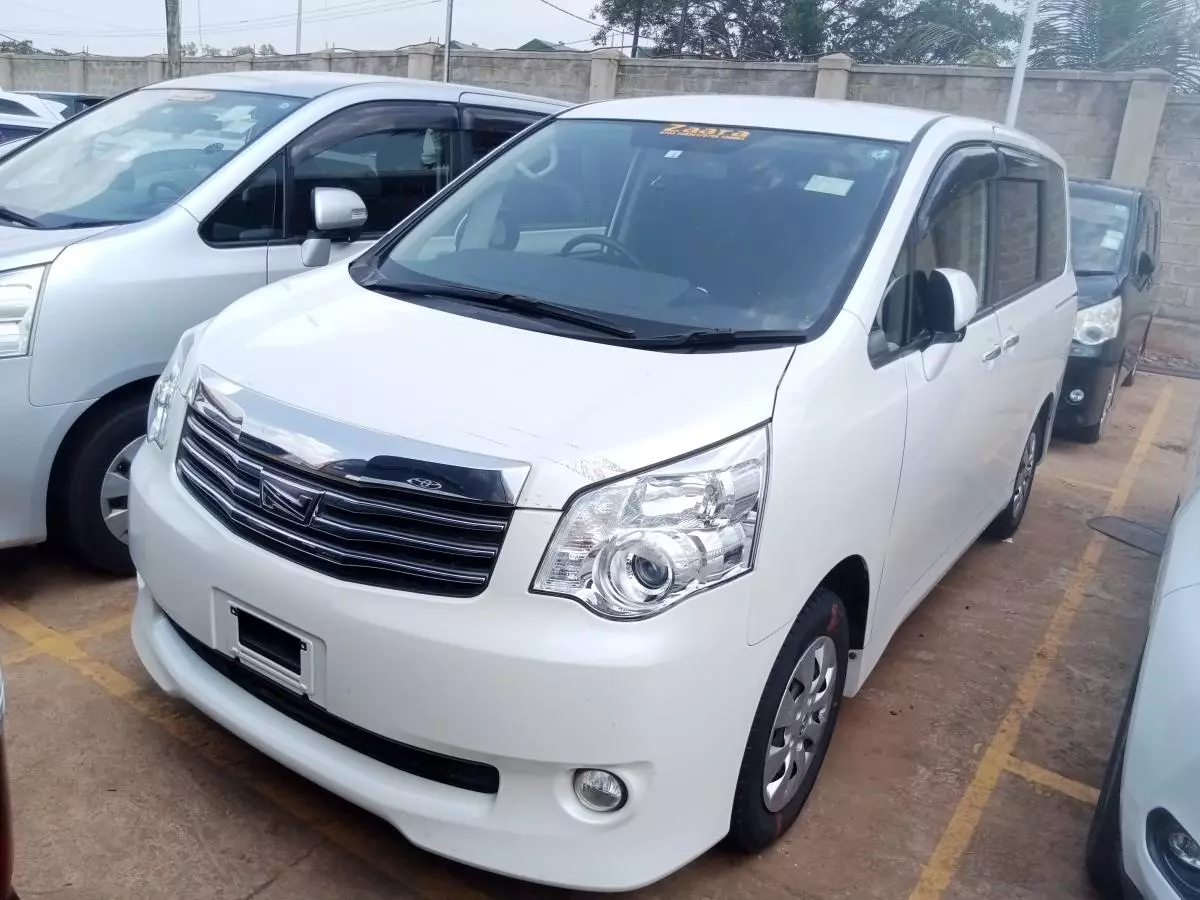 Toyota Noah   - 2011