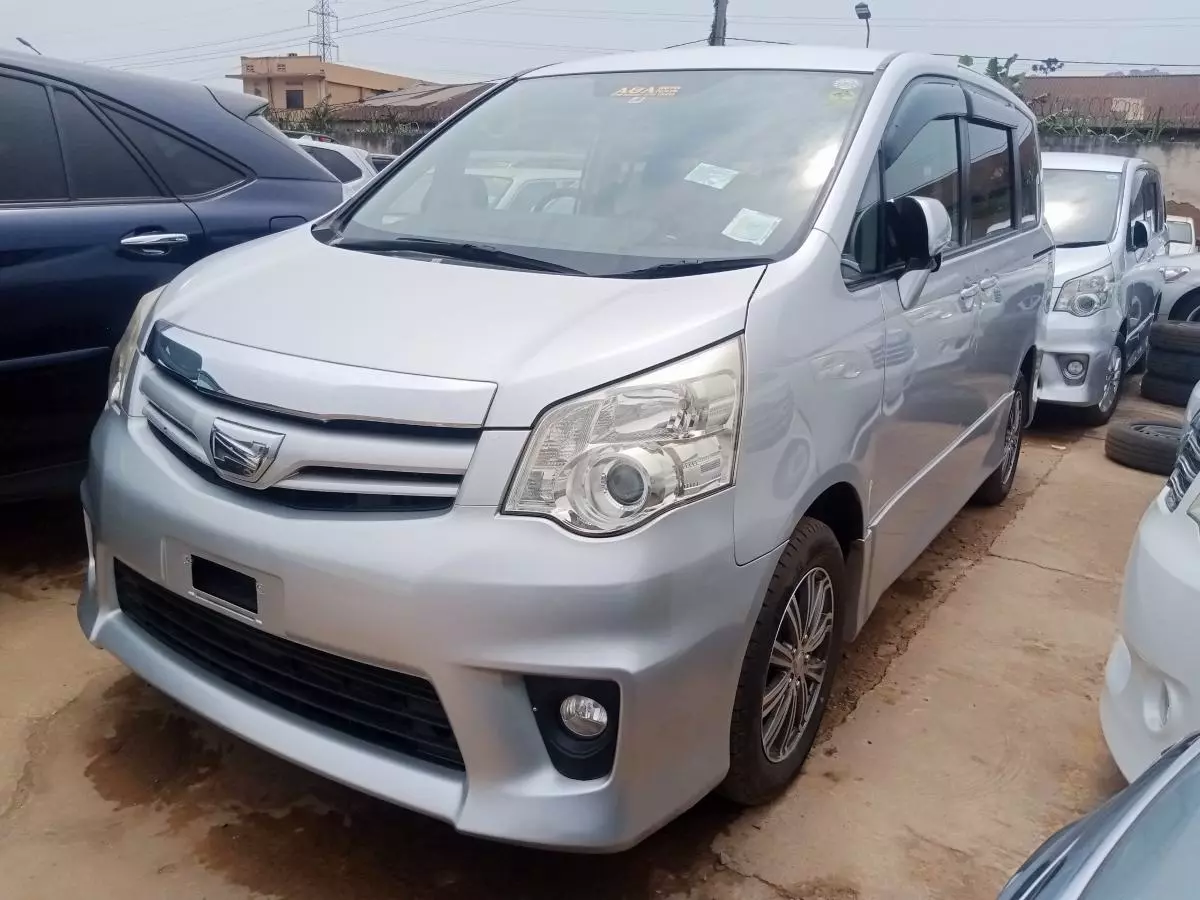 Toyota Noah   - 2012