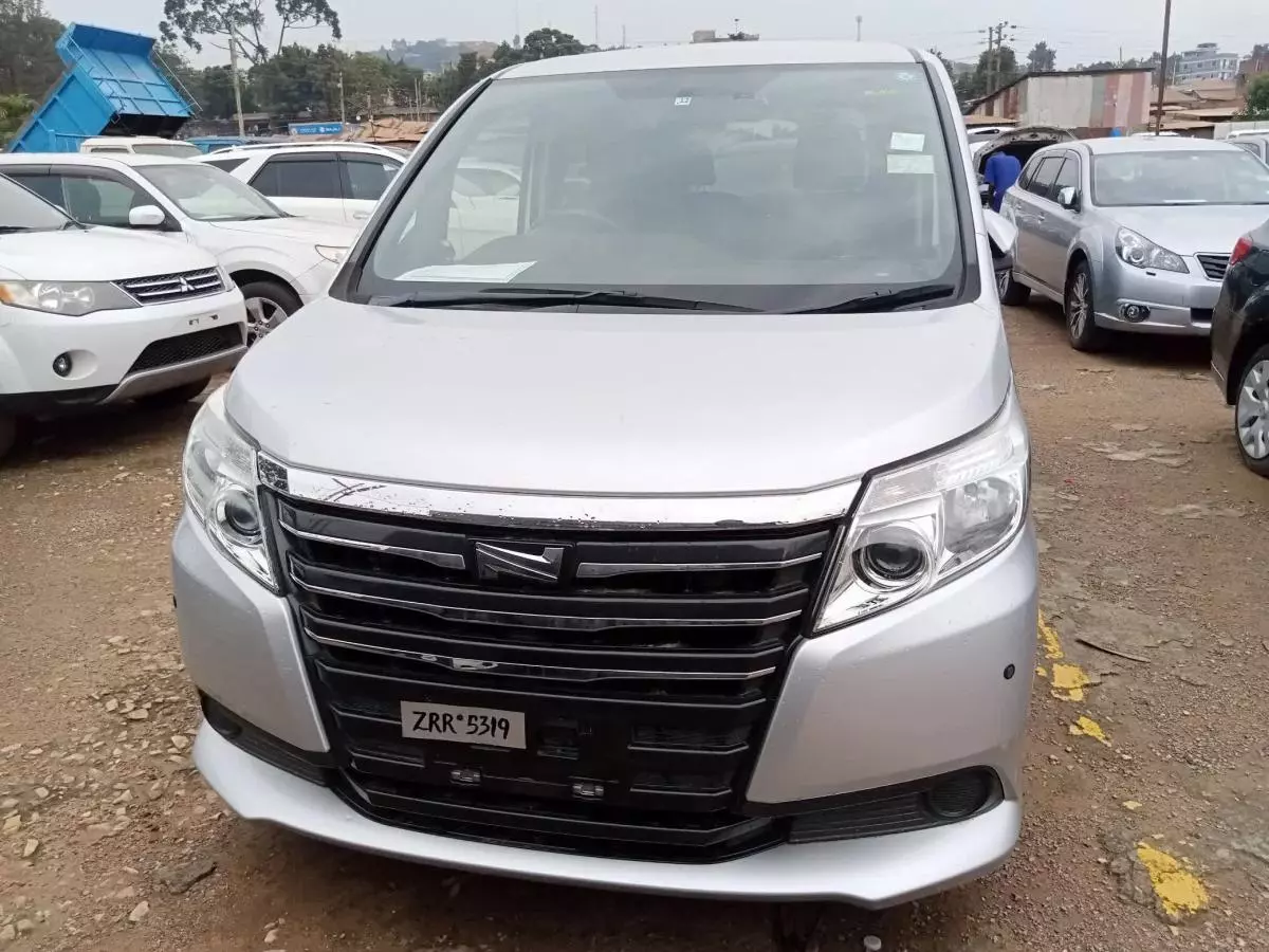 Toyota Noah   - 2015