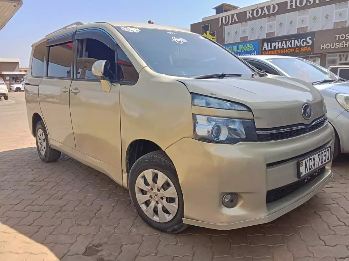 Toyota Voxy    - 2012