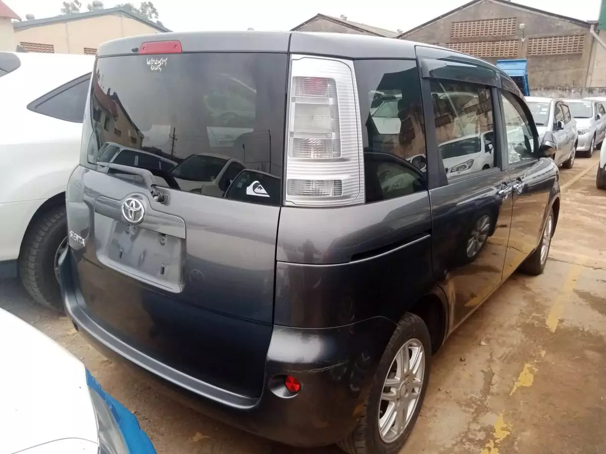 Toyota Sienta   - 2012