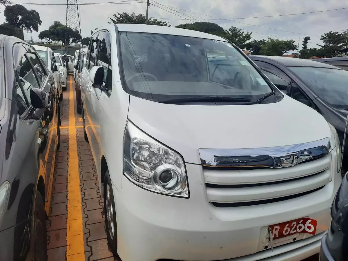 Toyota Noah - 2009