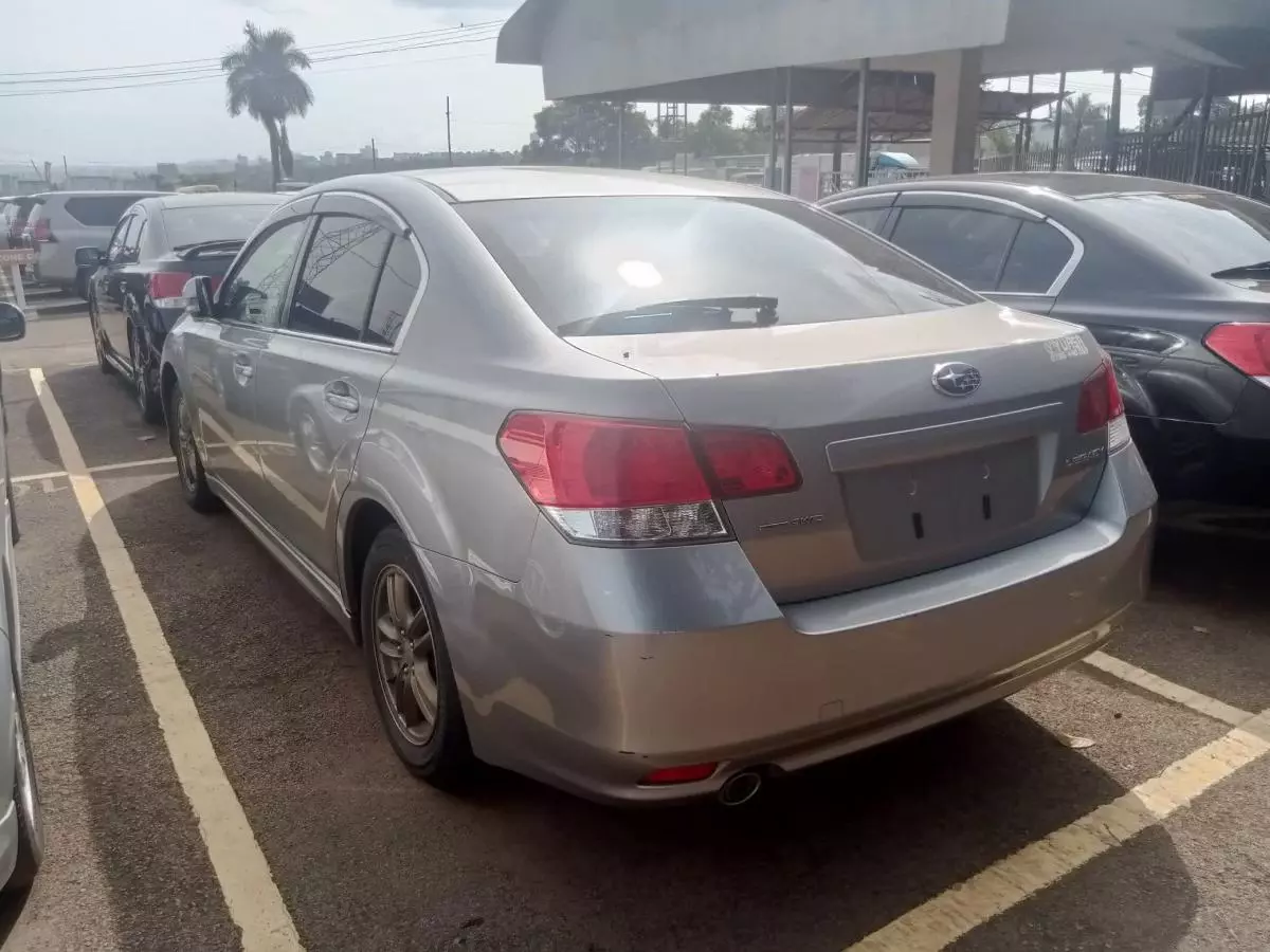 Subaru Legacy   - 2011