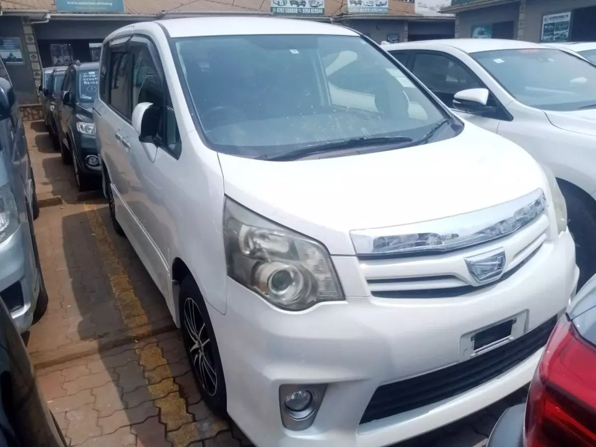 Toyota Noah   - 2011