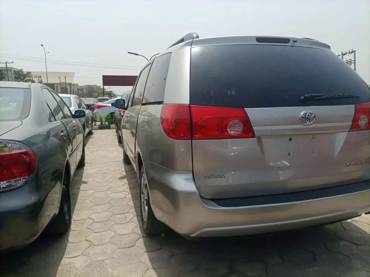 Toyota Sienna - 2006