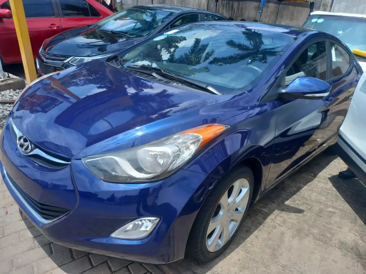 Hyundai Elantra   - 2011