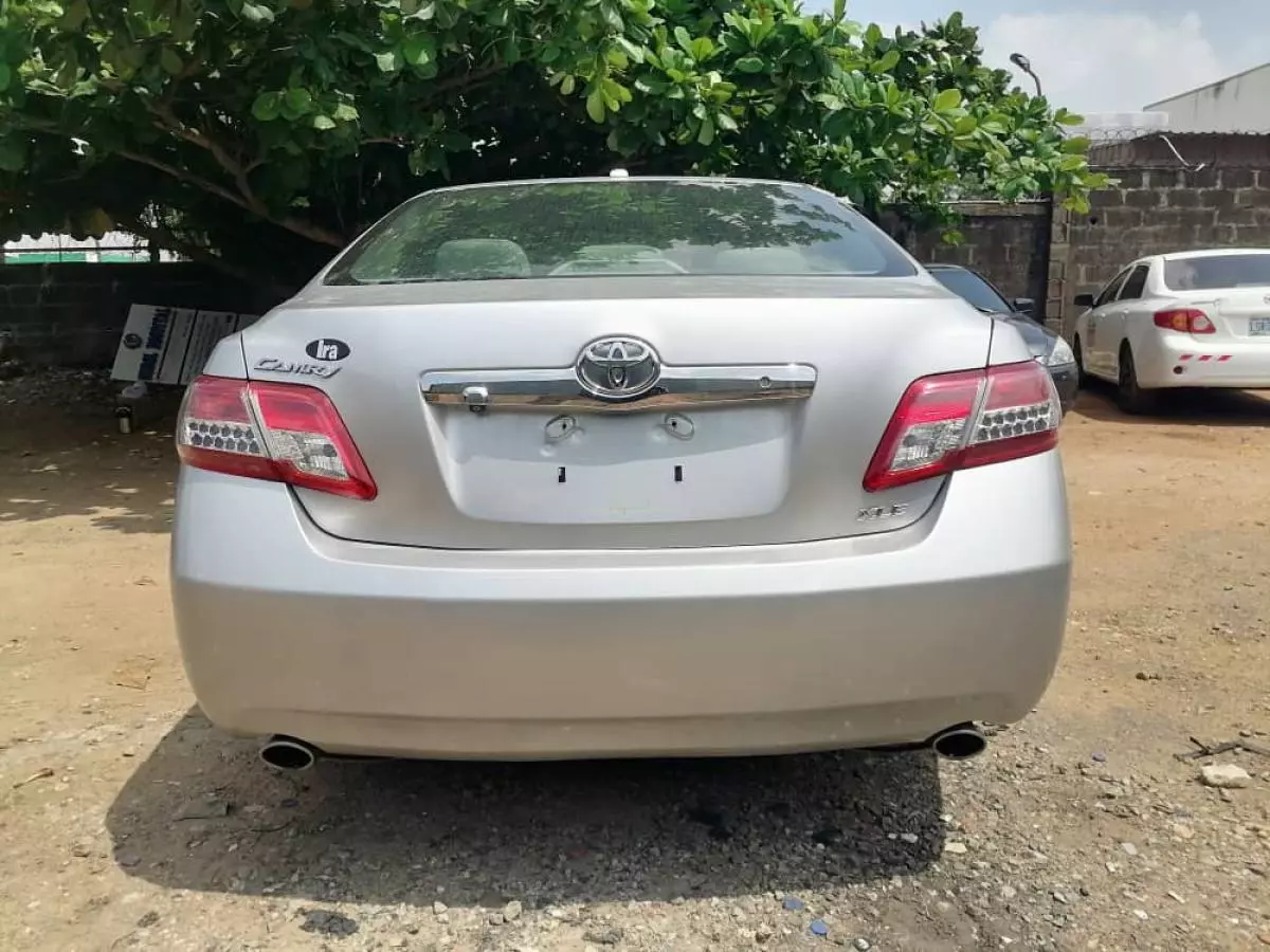 Toyota Camry   - 2011