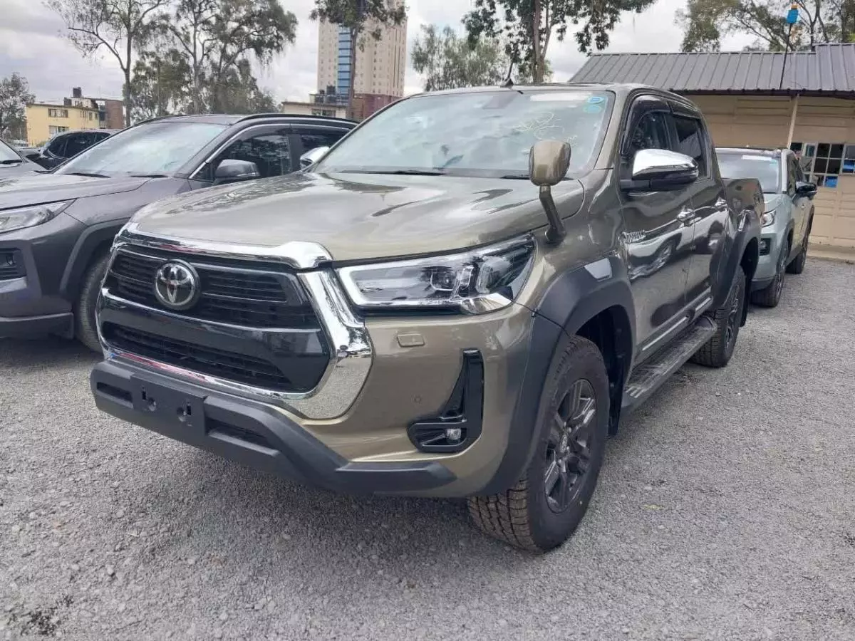 Toyota Hilux    - 2021