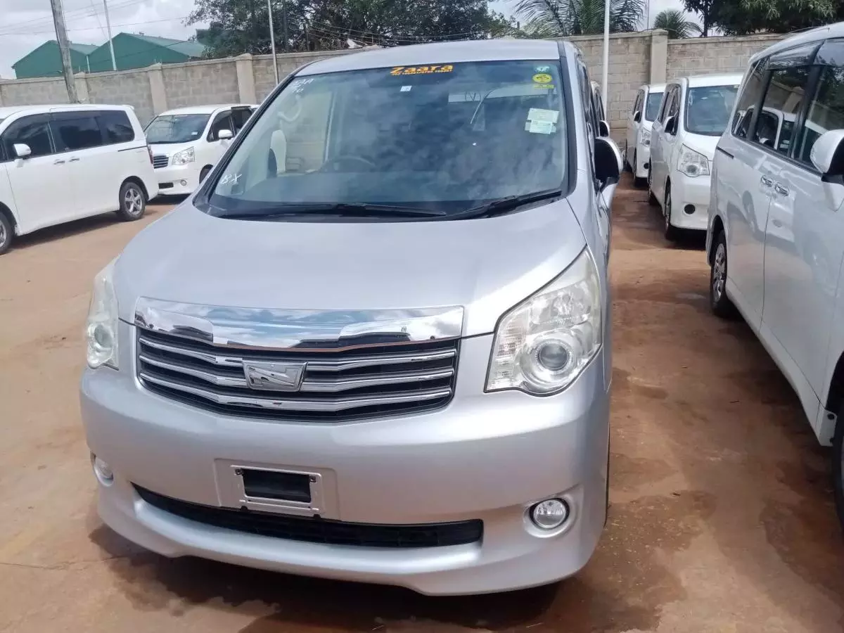 Toyota Noah   - 2011