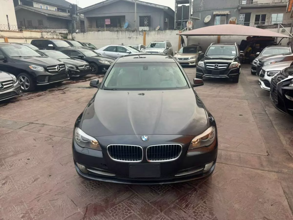 BMW 528i   - 2011