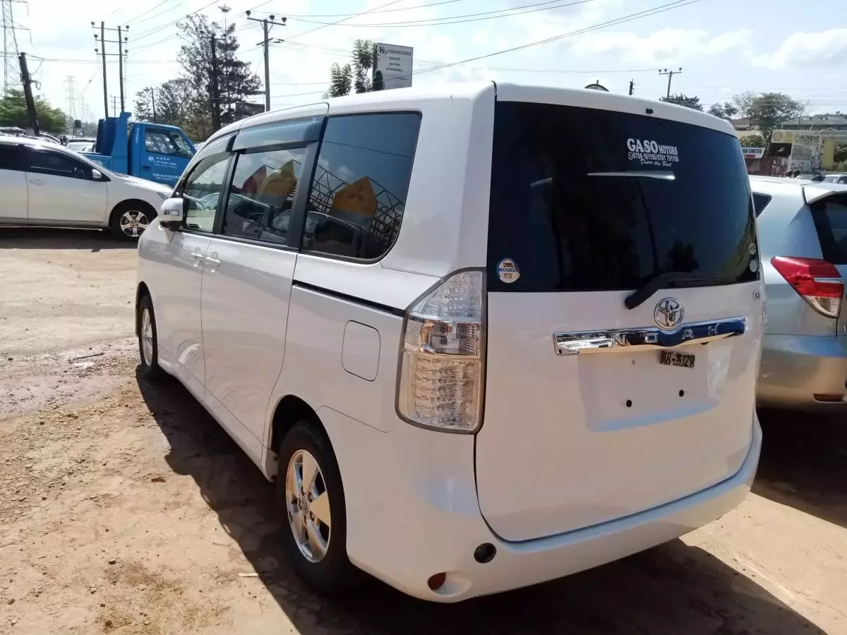 Toyota Noah   - 2009