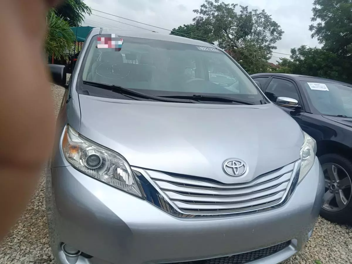 Toyota Sienna   - 2012