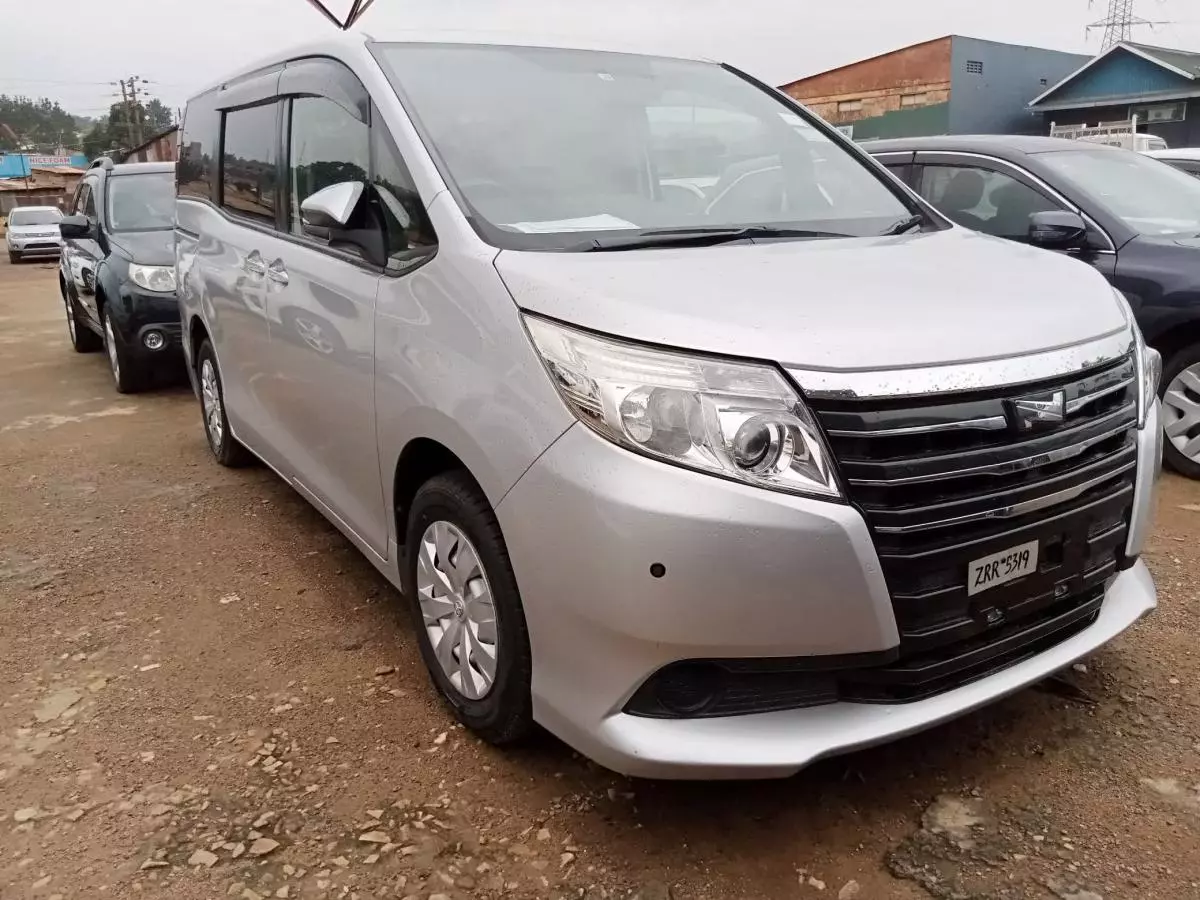 Toyota Noah   - 2015