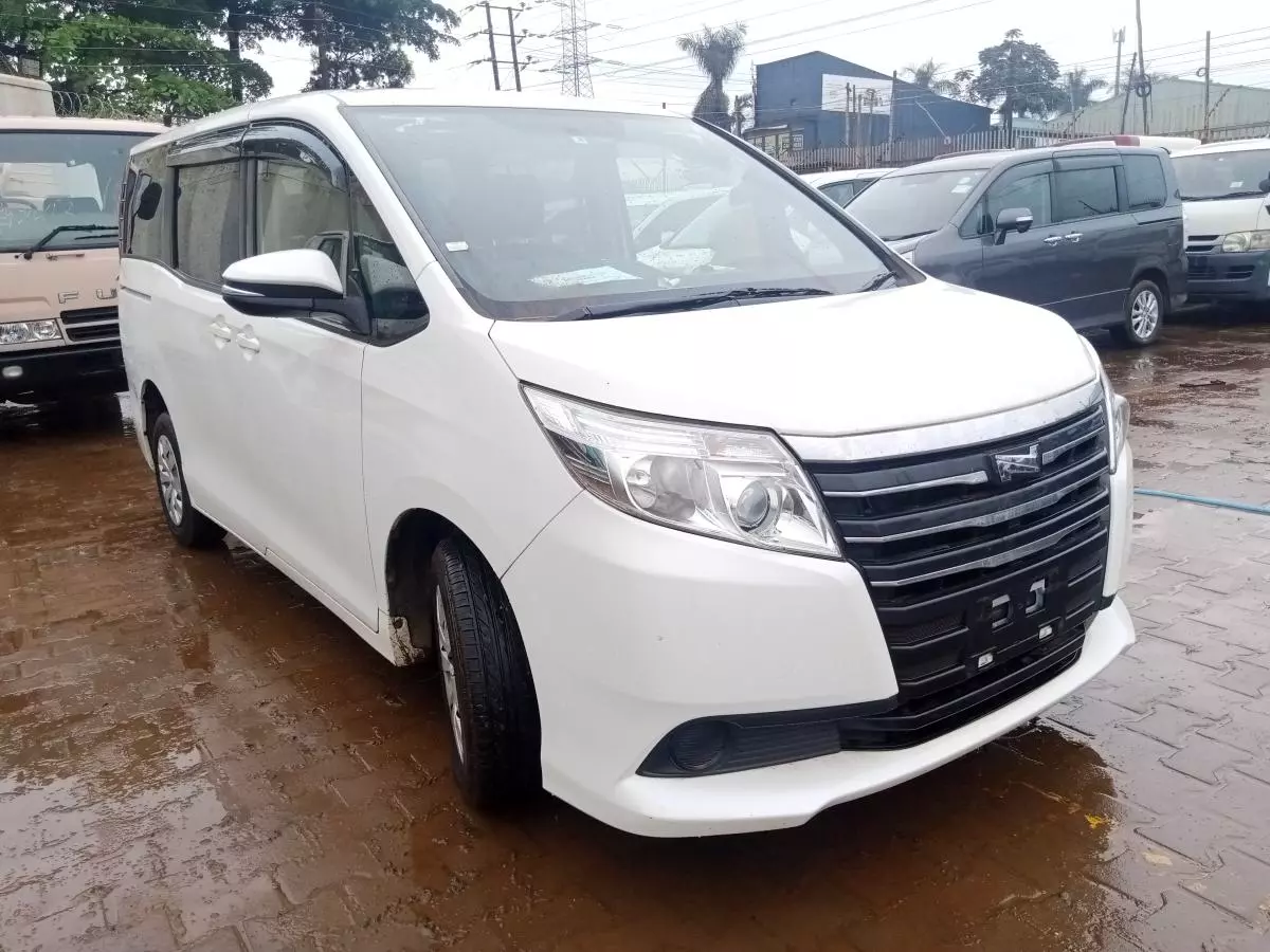 Toyota Noah   - 2015