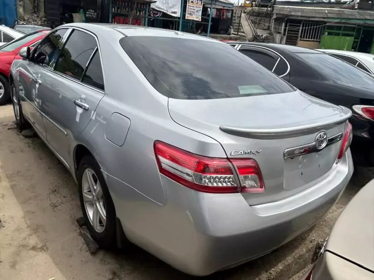 Toyota Camry   - 2010