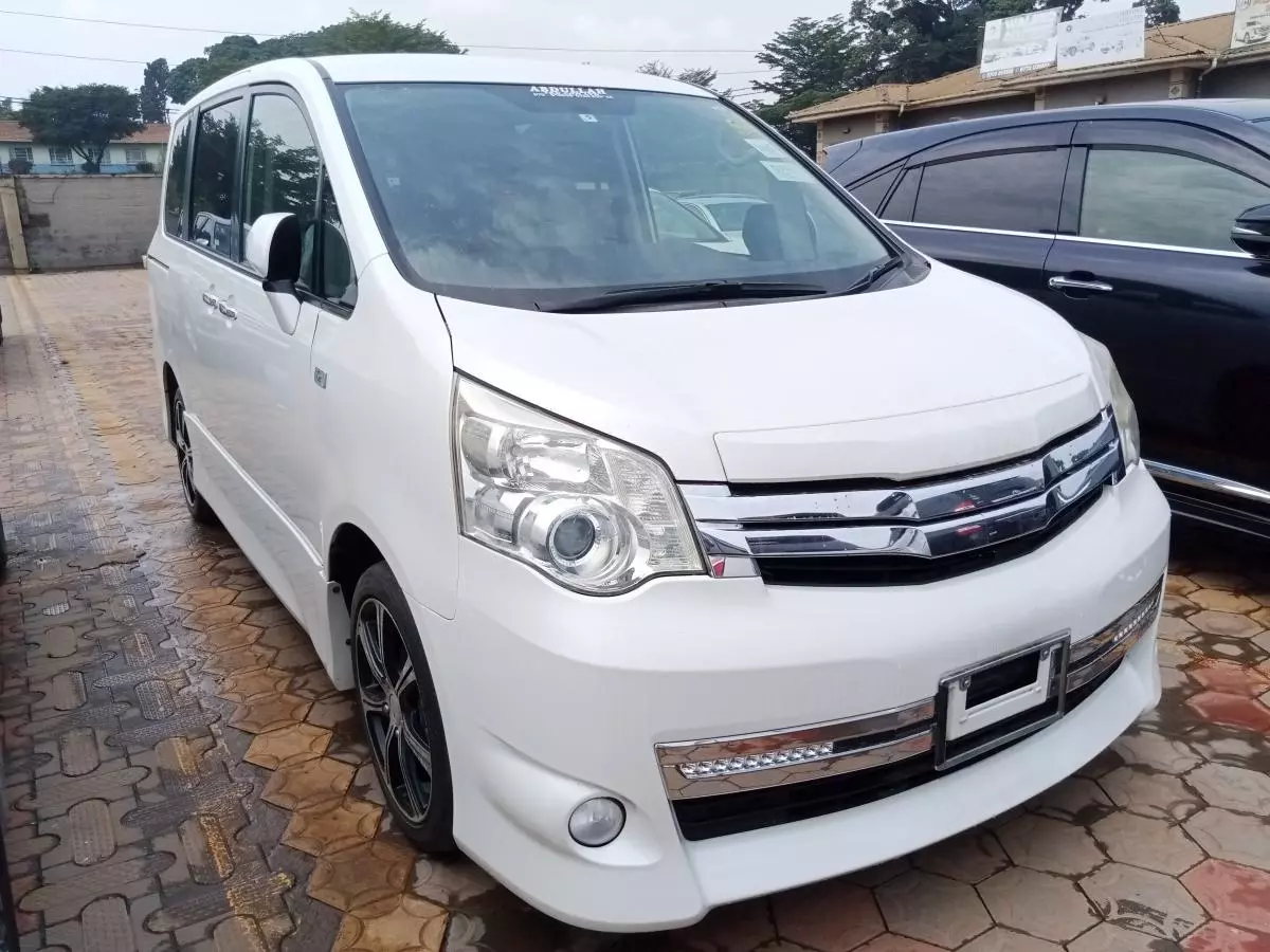 Toyota Noah   - 2011