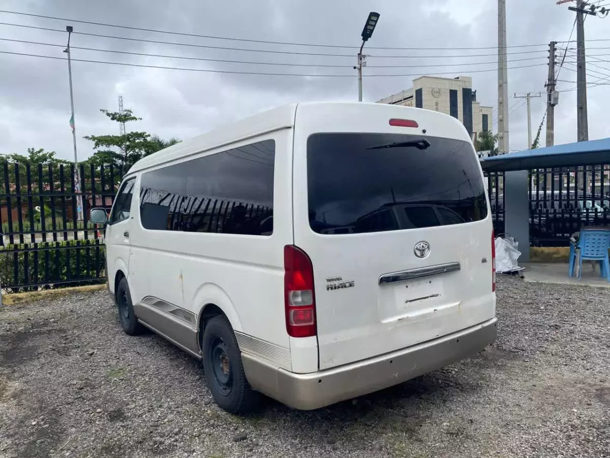 Toyota GrandHiace  - 2015