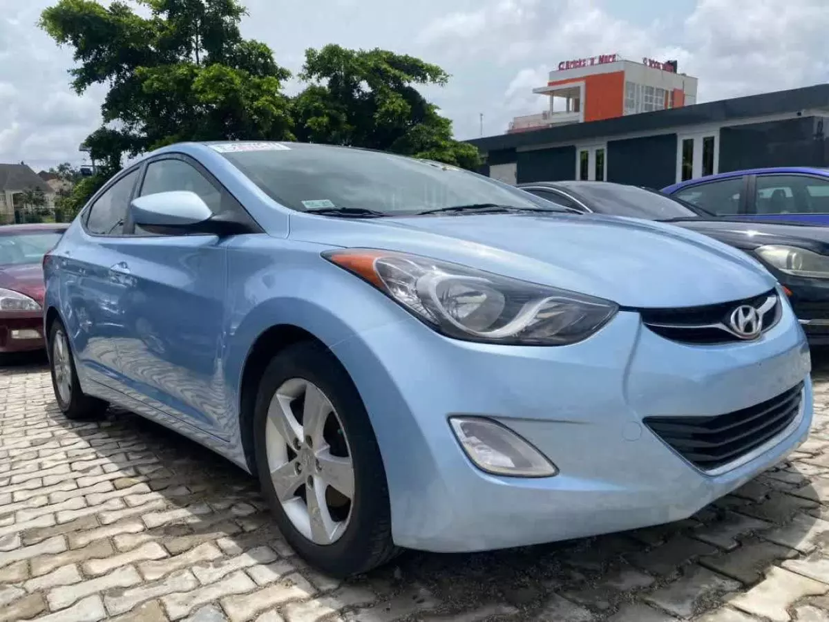 Hyundai Elantra   - 2012