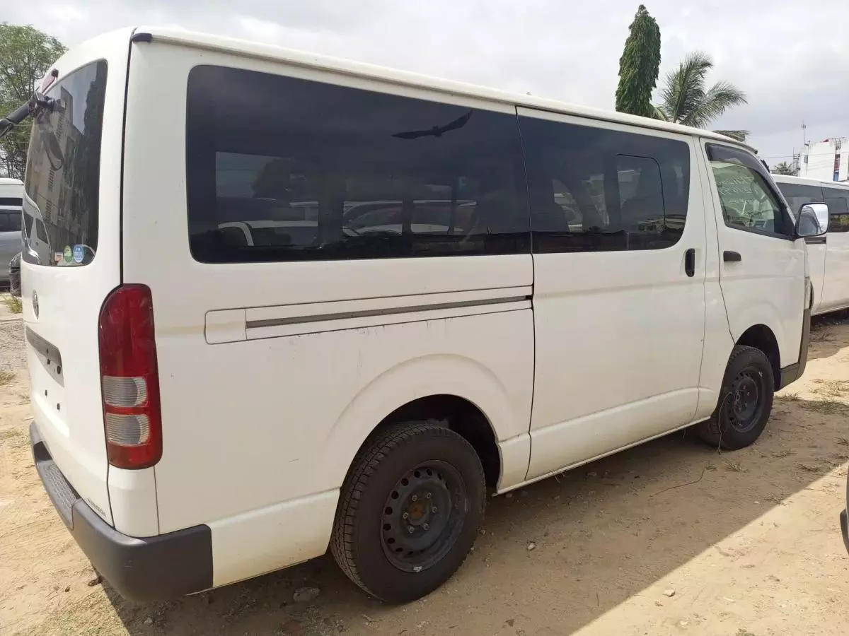 Toyota Hiace - 2015