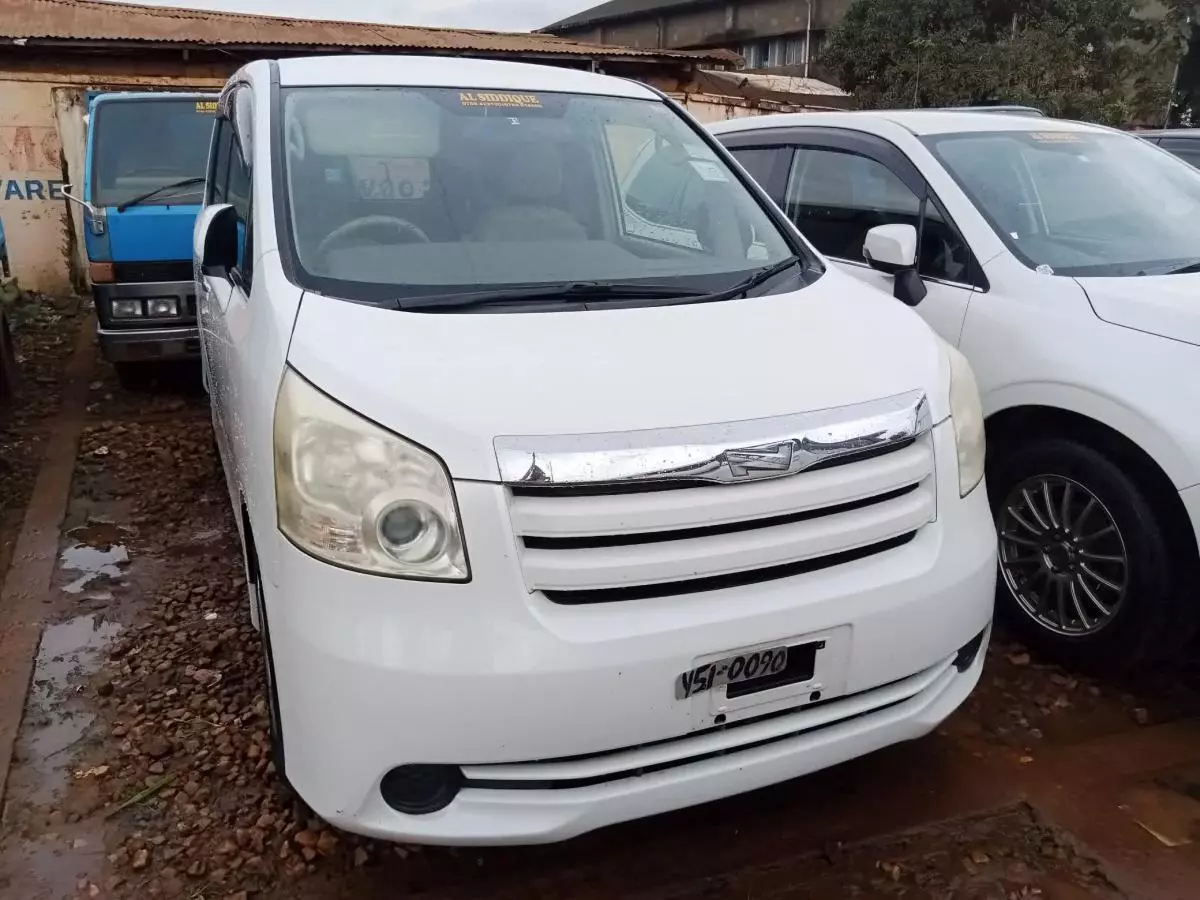 Toyota Noah   - 2012