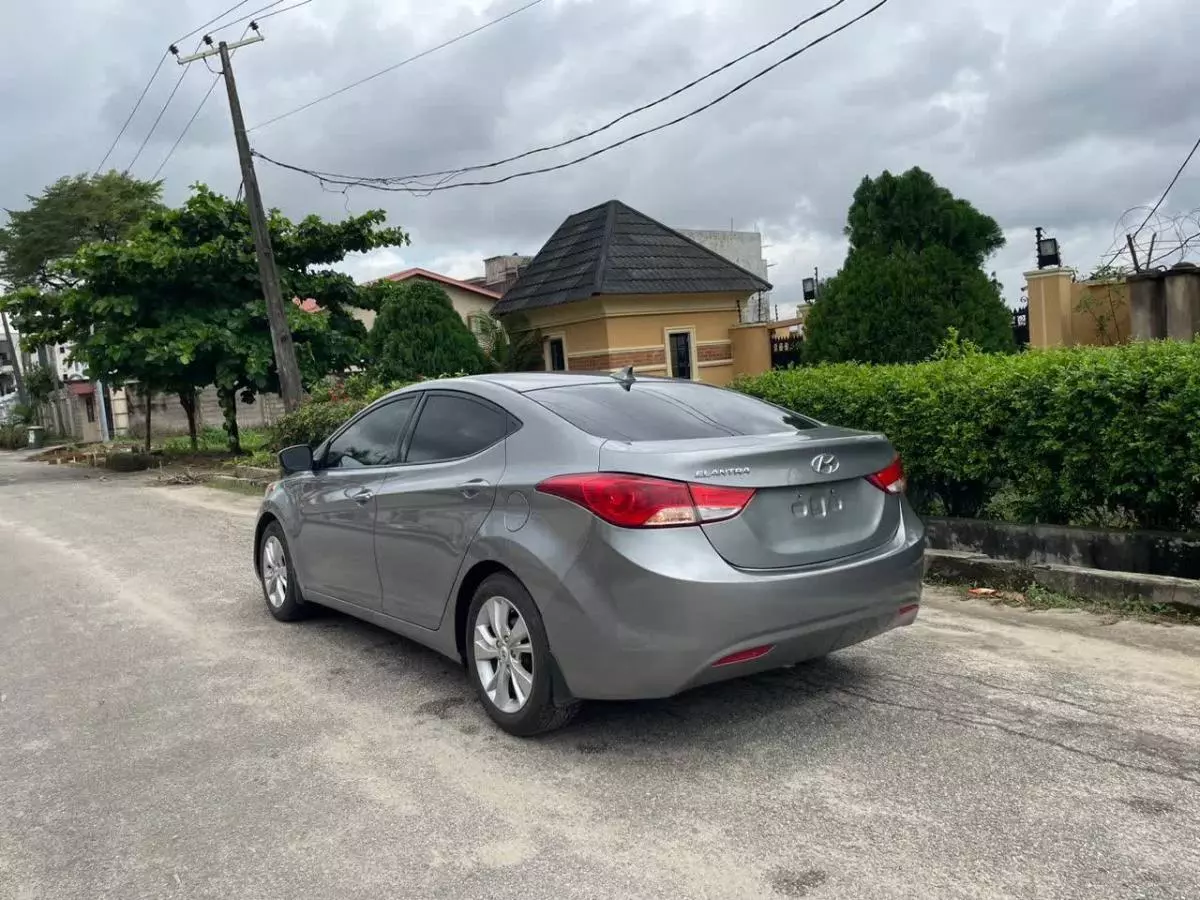 Hyundai Elantra   - 2013