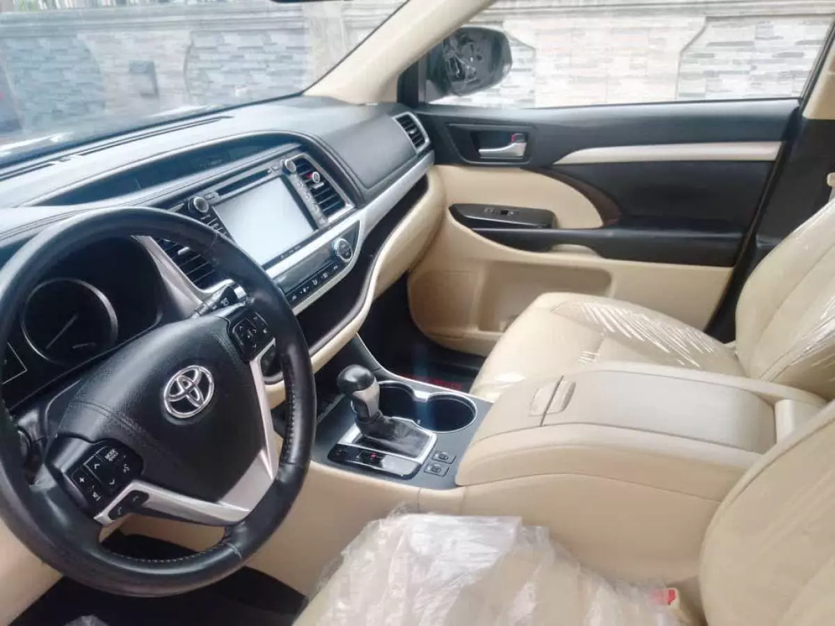 Toyota Highlander   - 2019