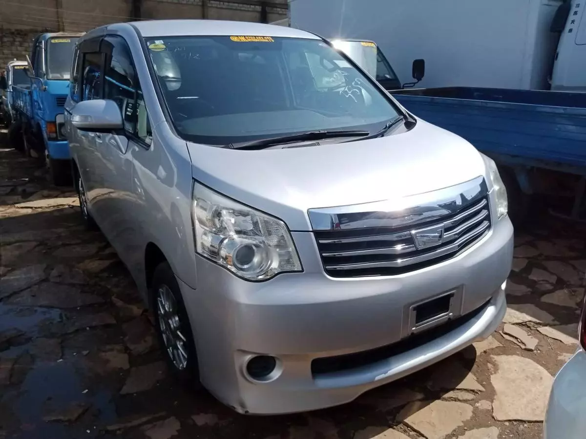 Toyota Noah   - 2009