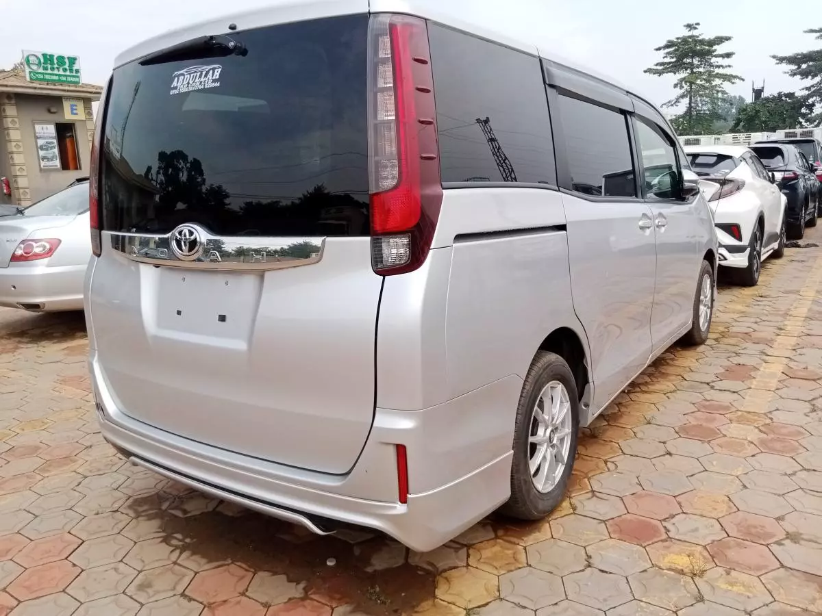 Toyota Noah   - 2014