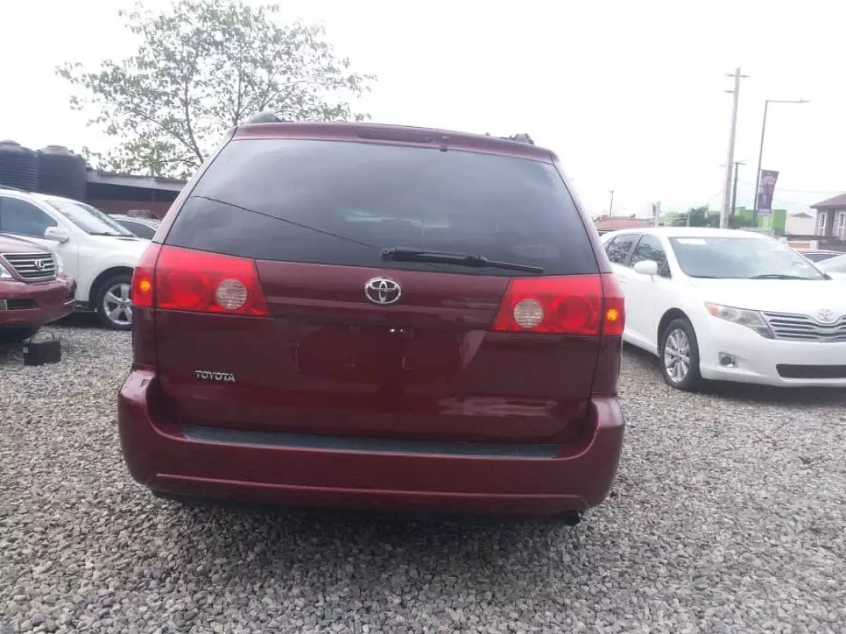 Toyota Sienna   - 2010