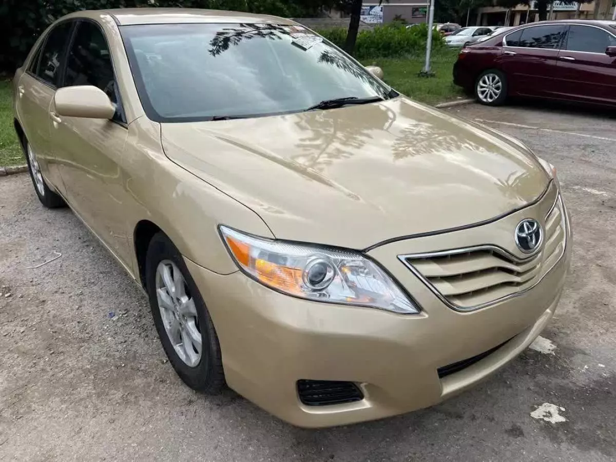 Toyota Camry   - 2011