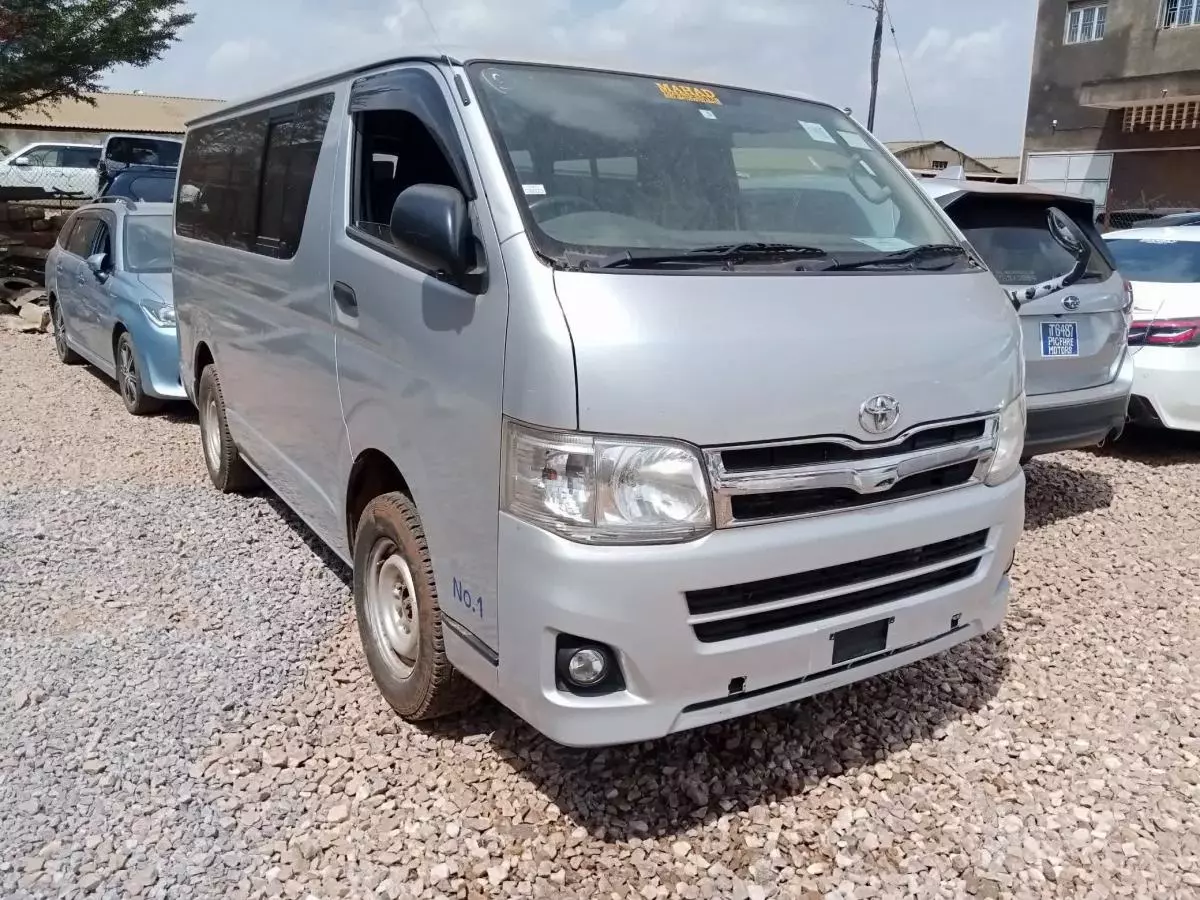 Toyota Hiace   - 2011