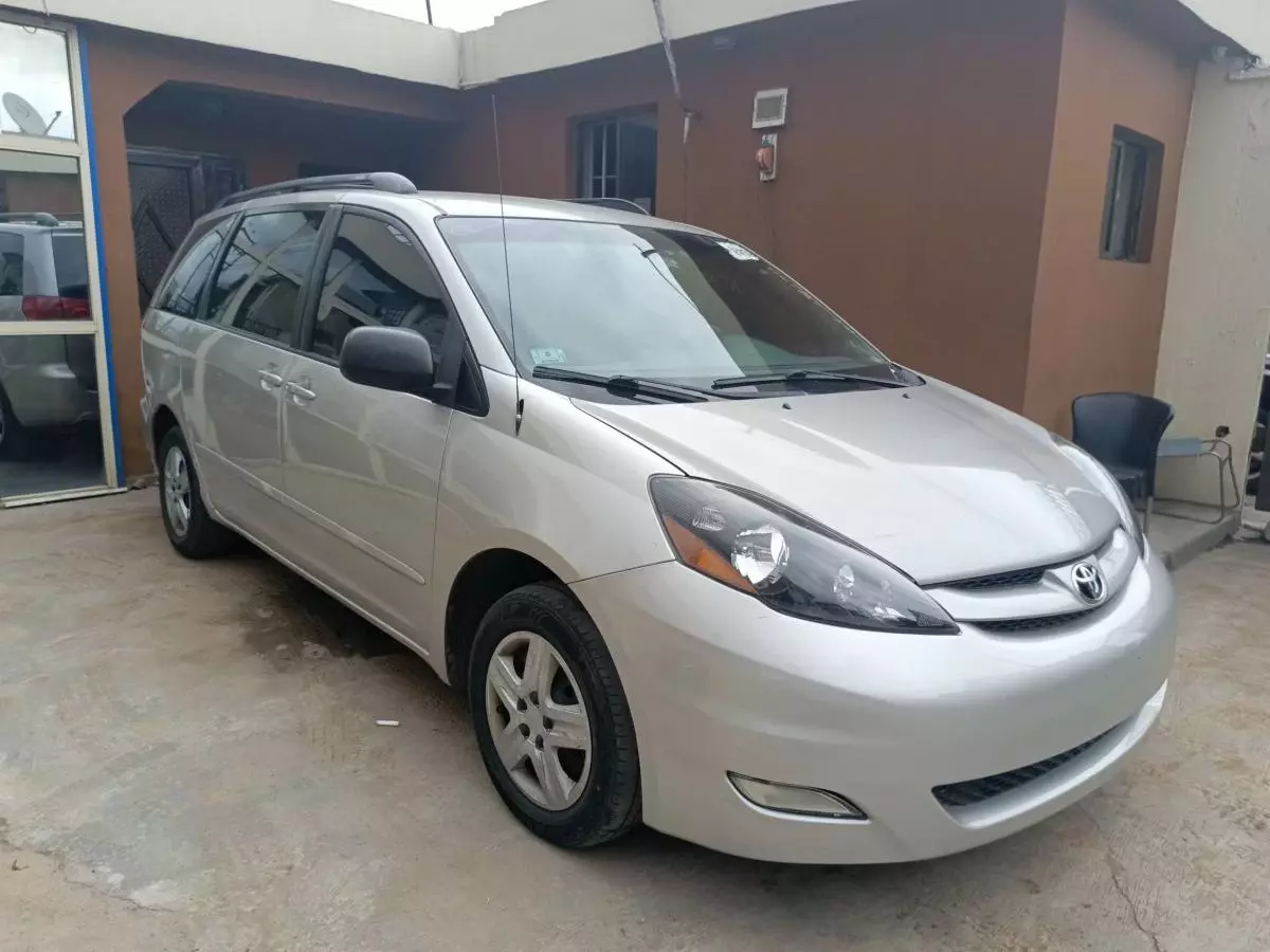 Toyota Sienna   - 2006