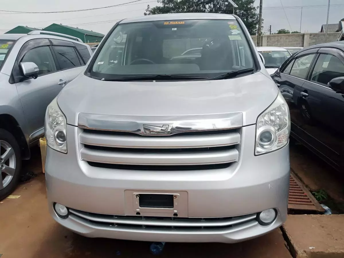 Toyota Noah - 2009