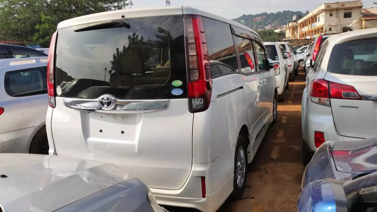 Toyota Noah - 2014