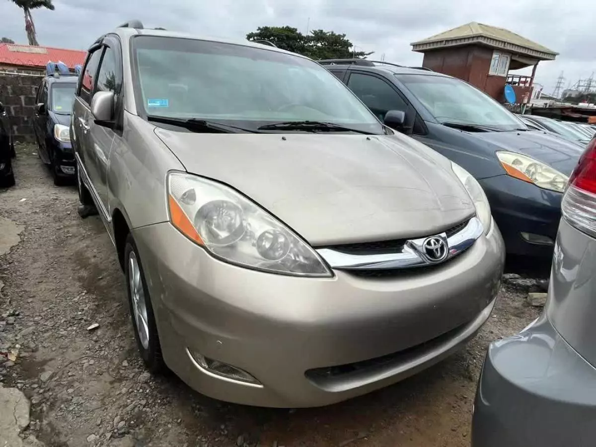 Toyota Sienna   - 2006