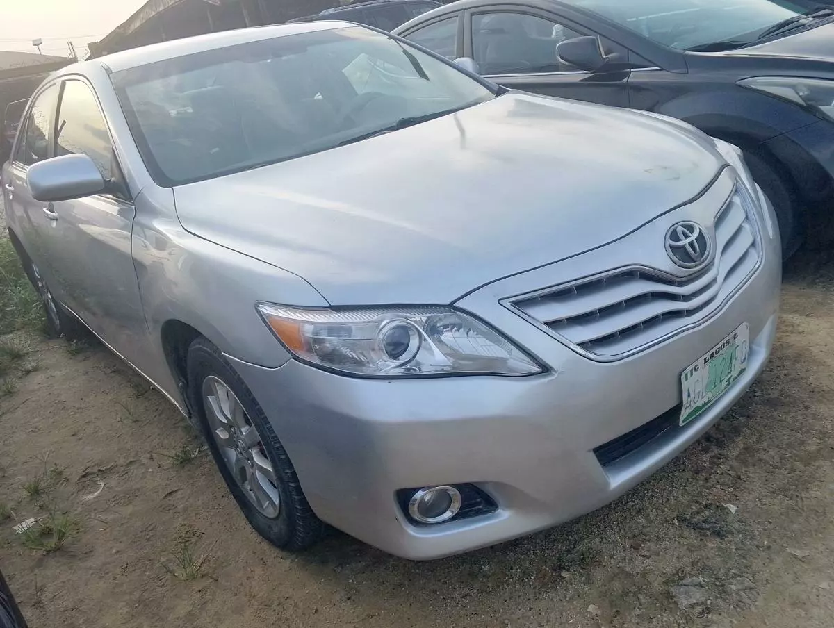 Toyota Camry   - 2010