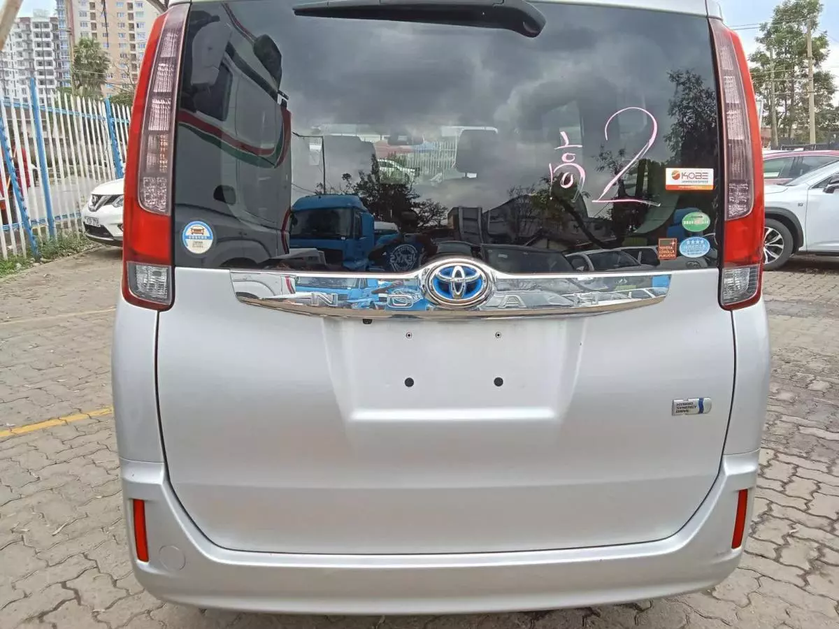 Toyota Noah Hybrid   - 2017