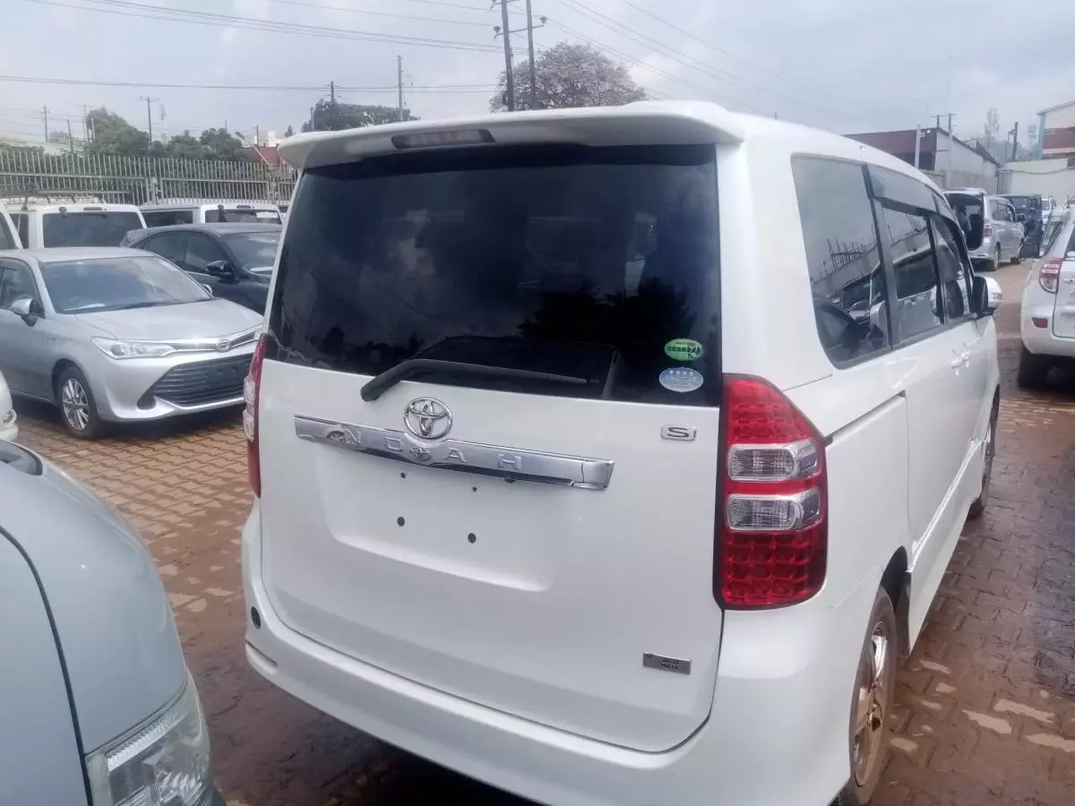 Toyota Noah   - 2012