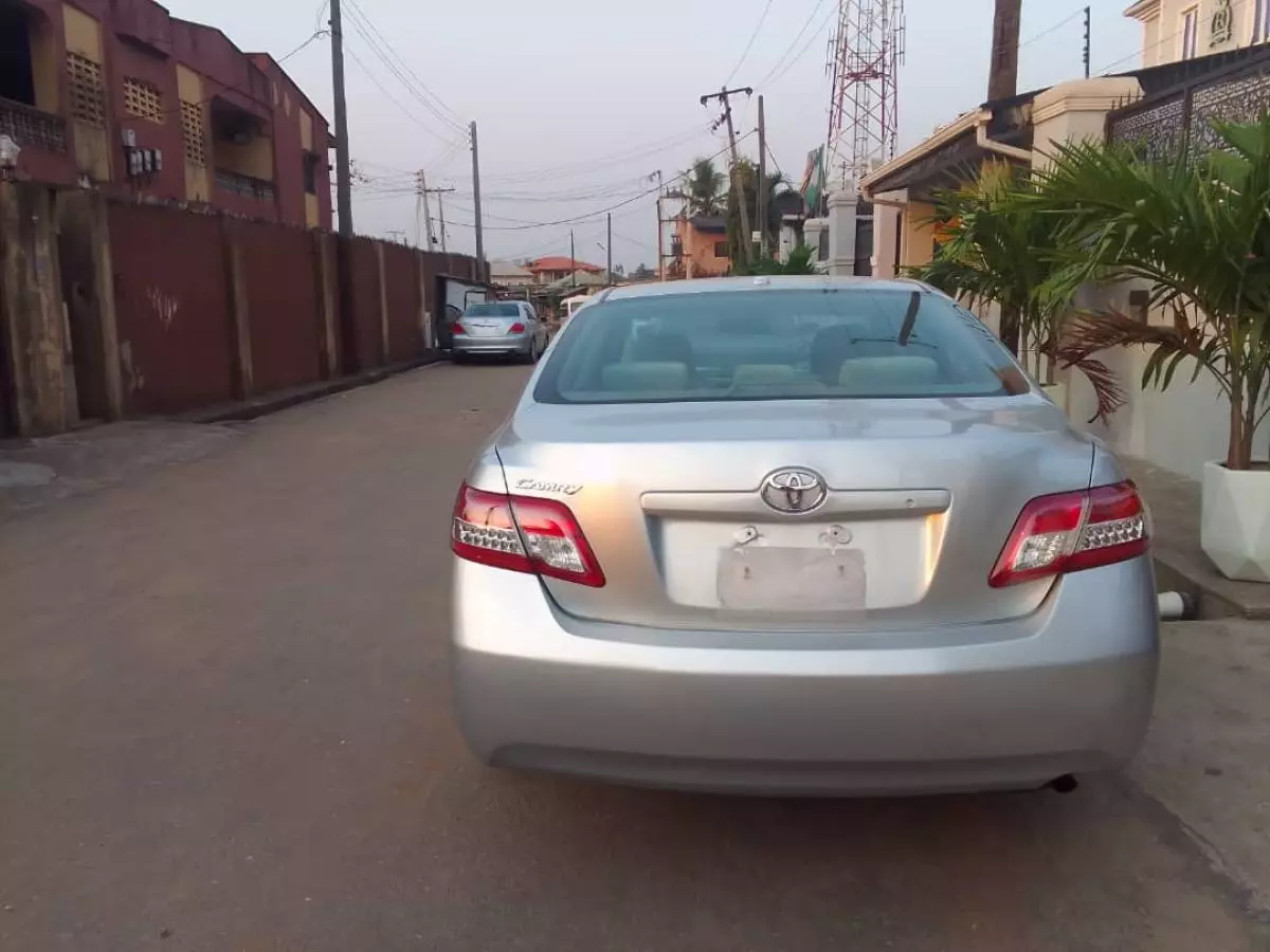 Toyota Camry   - 2010