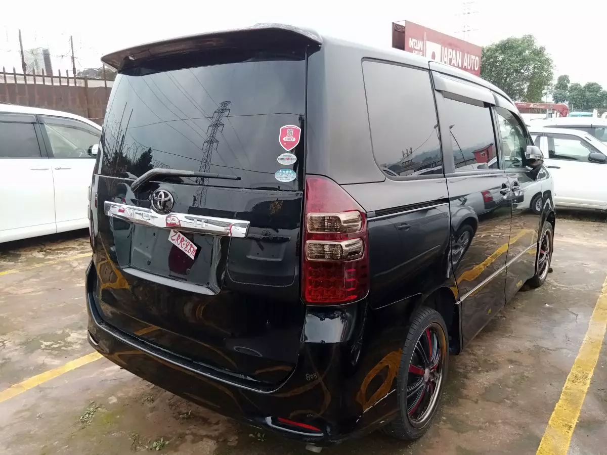 Toyota Noah   - 2011