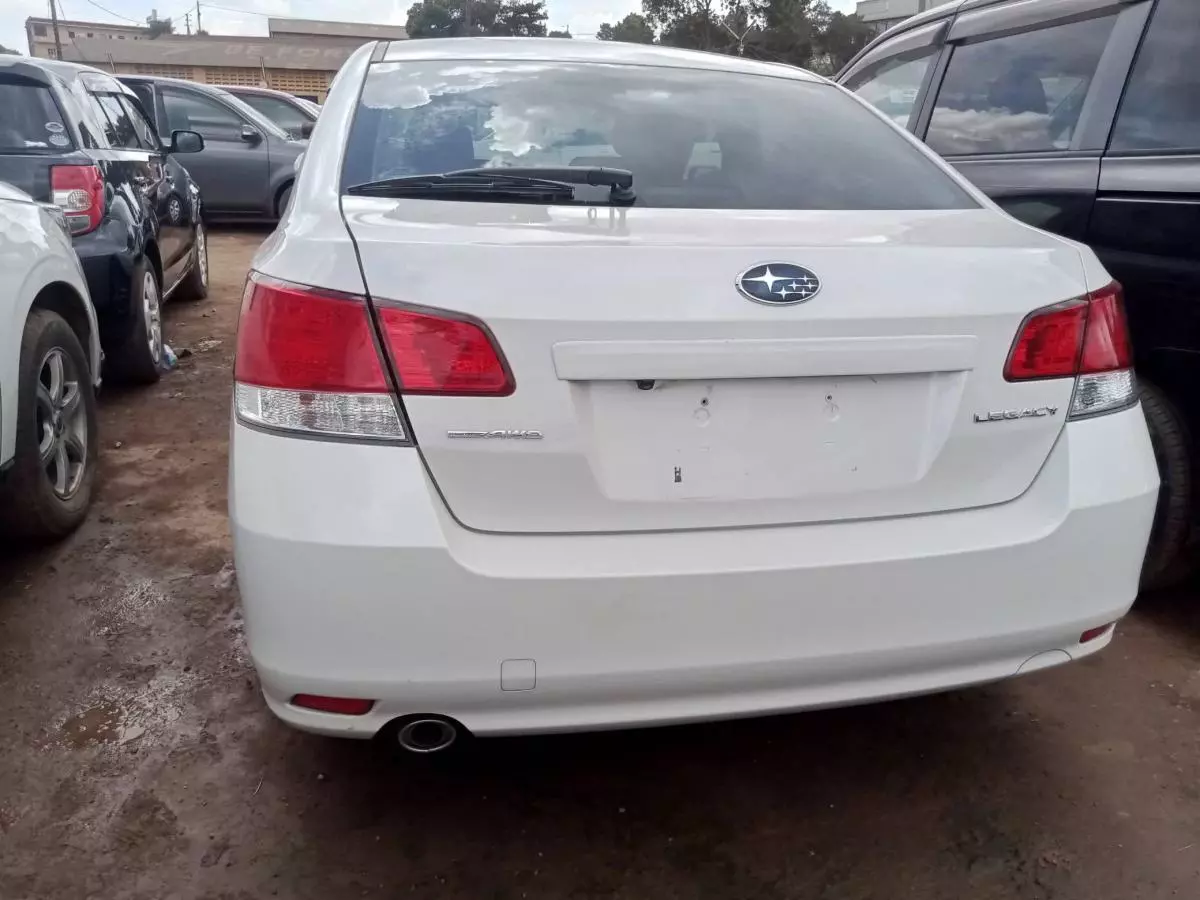 Subaru Legacy   - 2010