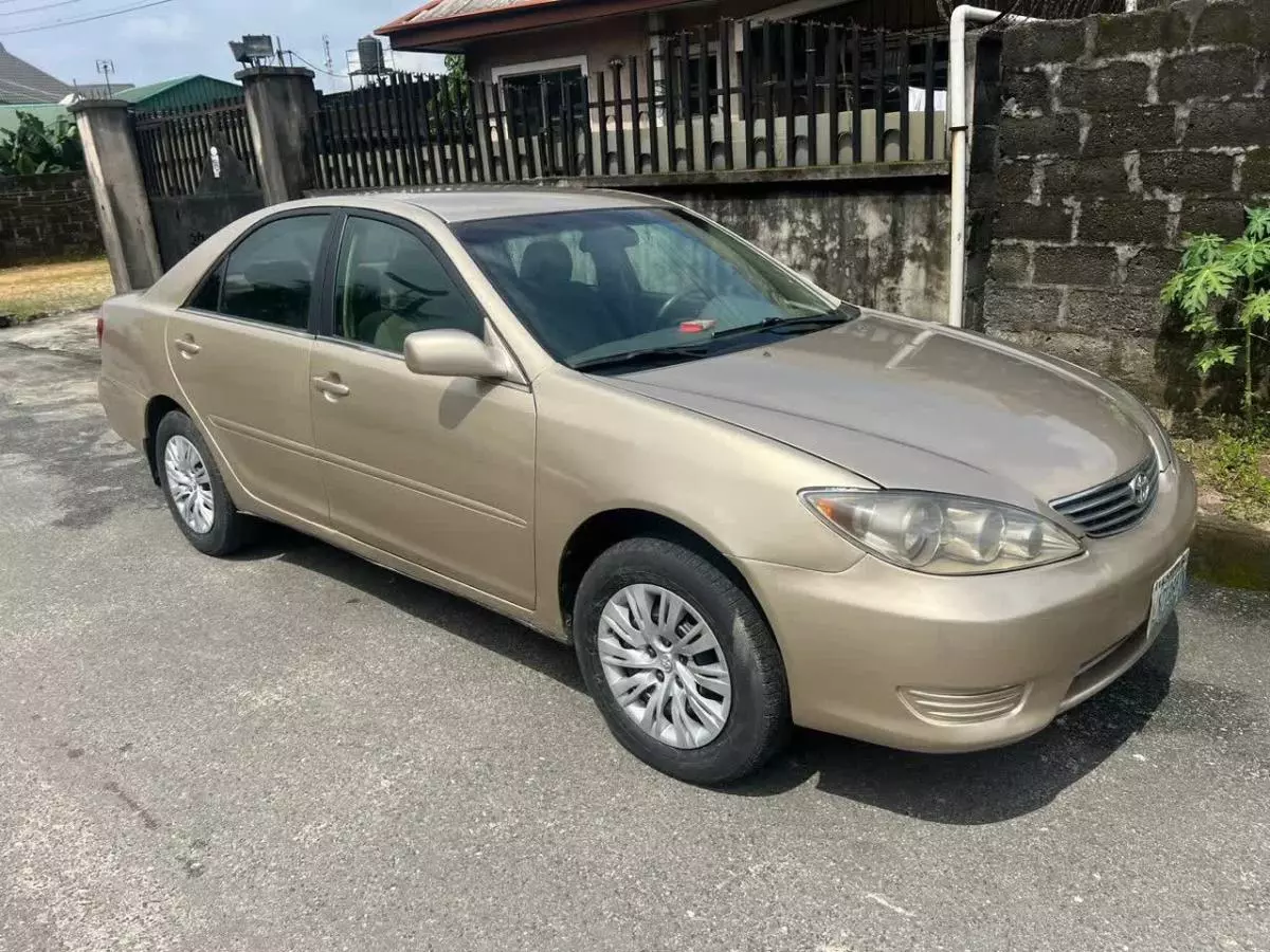 Toyota Camry   - 2005