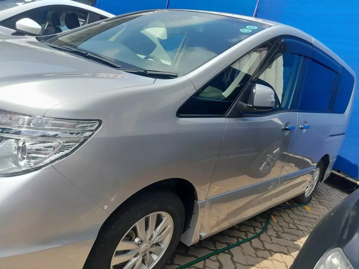 Nissan Serena - 2016