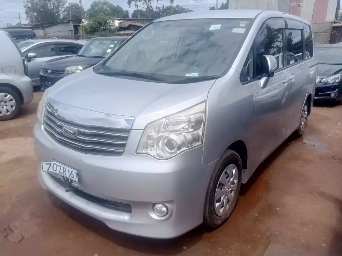 Toyota Noah   - 2011