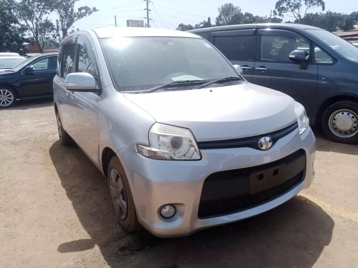 Toyota Sienta   - 2011