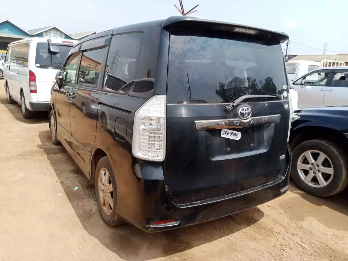 Toyota Noah   - 2009