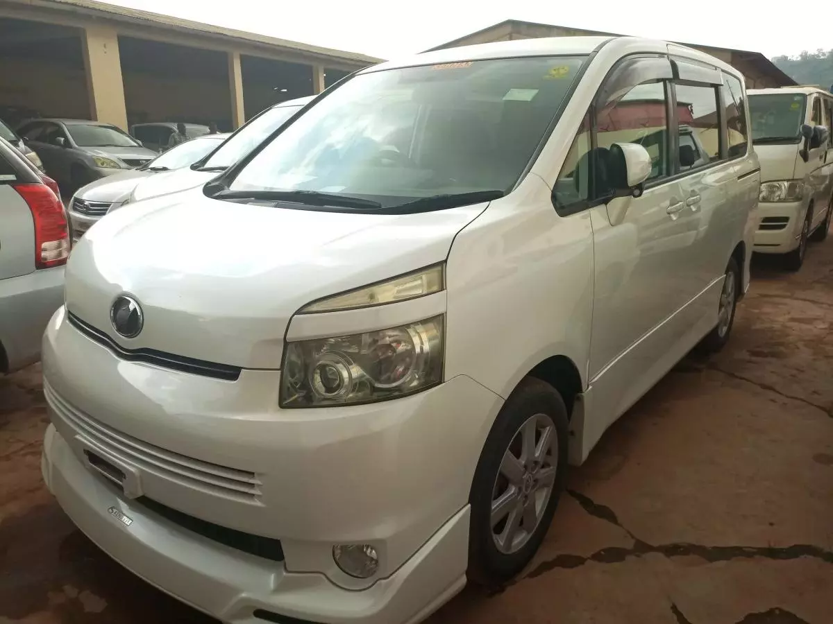 Toyota Voxy    - 2008